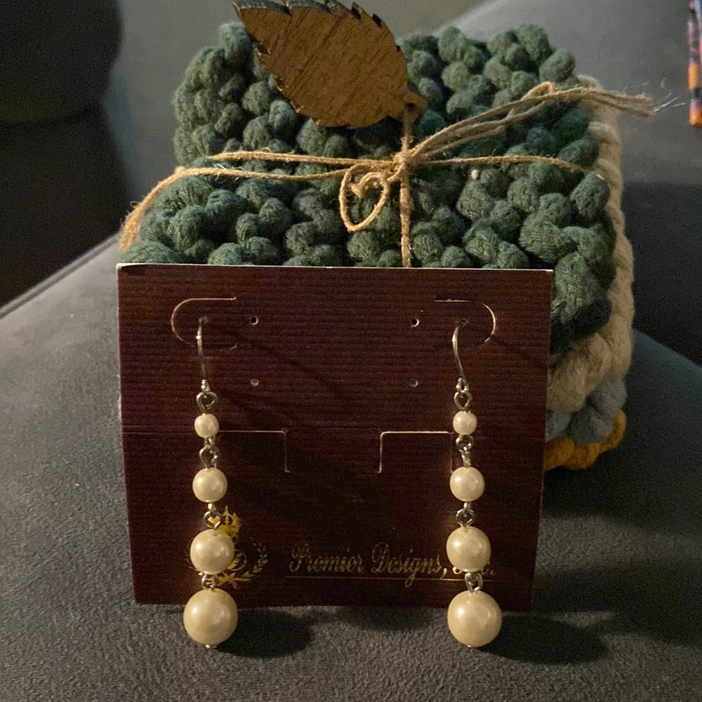 NWT Faux Pearls Dangle Earrings - pretty!!!